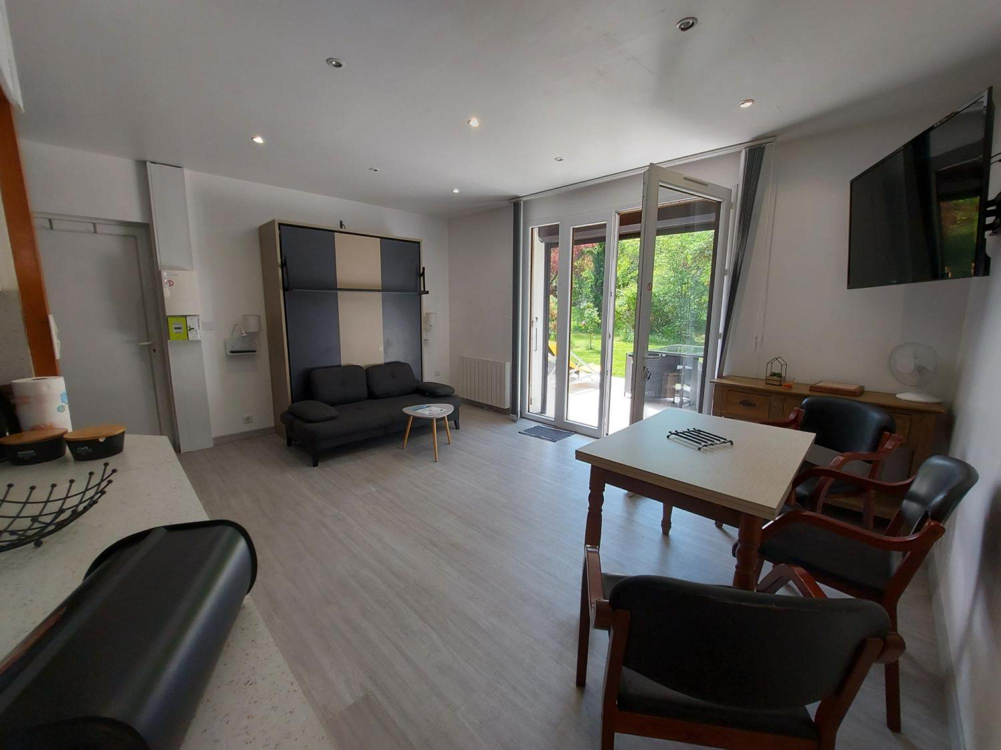 Apartment Centre St Jorioz : Et Spacieux Avec Terrasse Et Jardin Privatif